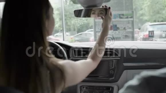 车内美女照后视镜视频的预览图