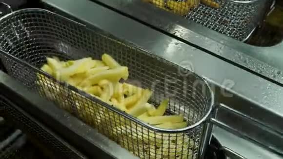 新鲜的麦秸土豆片浸在滚油里等着炸土豆视频的预览图