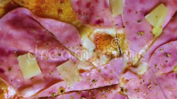 一个带有火腿奶酪和菠萝的披萨夏威夷的慢动作特写视频的预览图