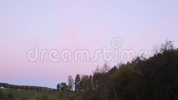 湖附近村庄的粉红色日落视频的预览图