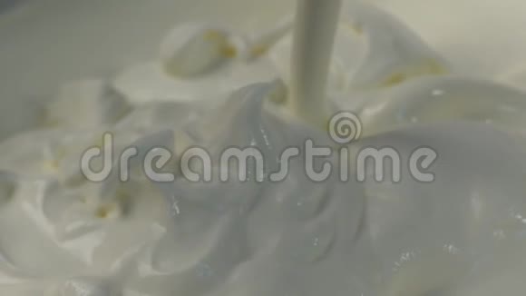 奶油或酸奶的缓慢流动视频的预览图