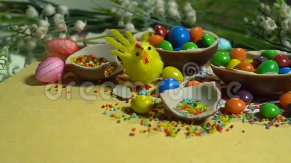 玩具鸡巧克力蛋和五颜六色的糖果复活节糖果视频的预览图
