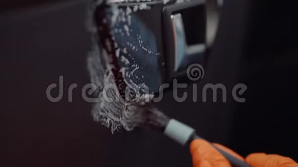 男人干洗汽车视频的预览图