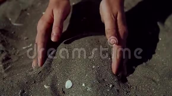 沙子穿过女人的手关闭ip视频的预览图