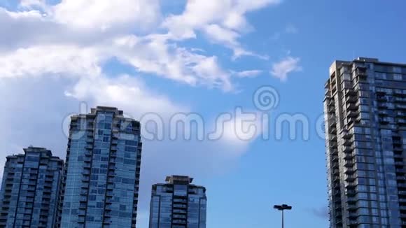 高层住宅新建筑在多云天气下的运动视频的预览图