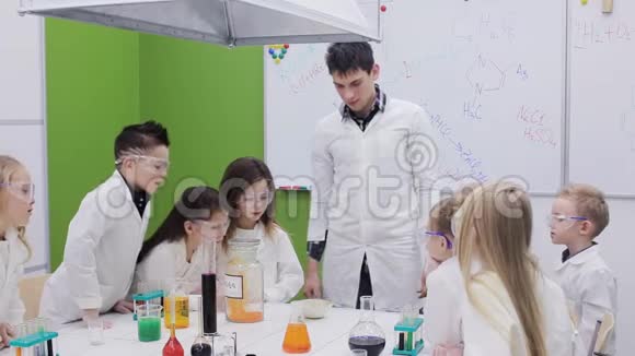 化学老师在课堂上向孩子们展示实验视频的预览图