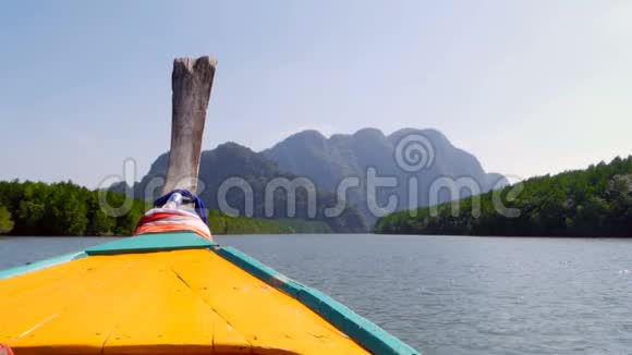 传统的泰国长尾小船带着彩带帆迎山视频的预览图