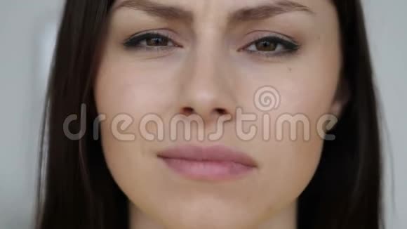 年轻女子的牙痛手势脸视频的预览图