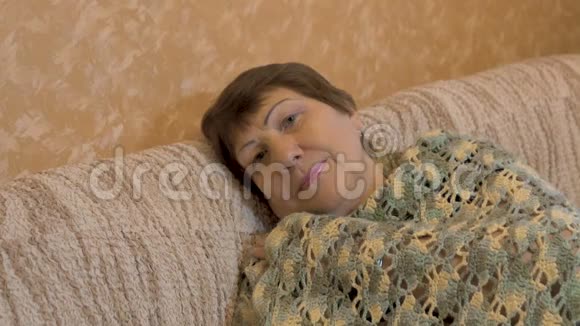 幸福老年妇女肖像她在沙发上休息视频的预览图