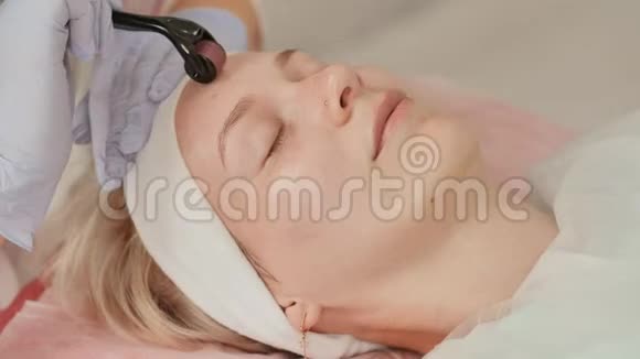 女性美容护肤特写治疗师准备皮肤与真皮辊视频的预览图