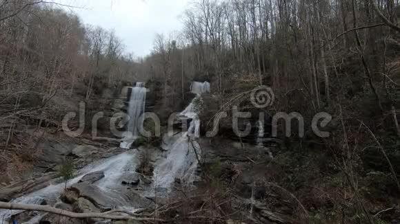 双瀑布在冬天的死期视频的预览图