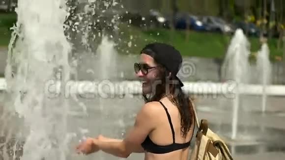 带背包的女孩在喷泉里视频的预览图