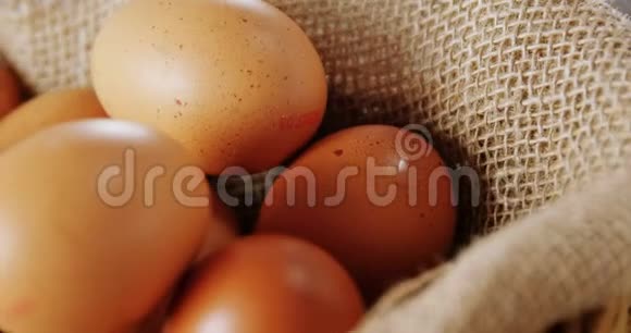 棕色鸡蛋和小麦的特写视频的预览图