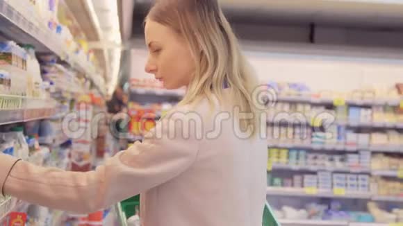 在店里选择牛奶的女人视频的预览图