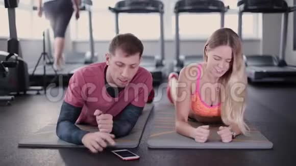 非常漂亮的健身模特体育健将一起在健身房训练媒体视频的预览图