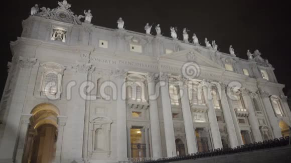 意大利梵蒂冈城圣彼得大教堂顶部的使徒雕像视频的预览图
