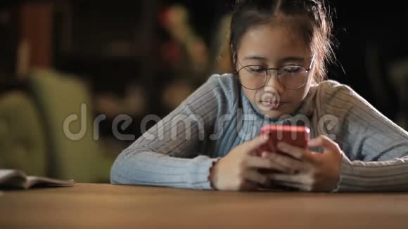 亚洲少年手持智能手机笑脸相迎视频的预览图