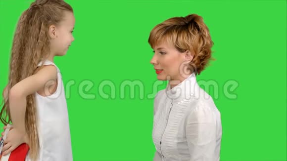 漂亮的白种人女人在绿色屏幕上从她的女儿那里得到圣诞礼物Chroma键视频的预览图