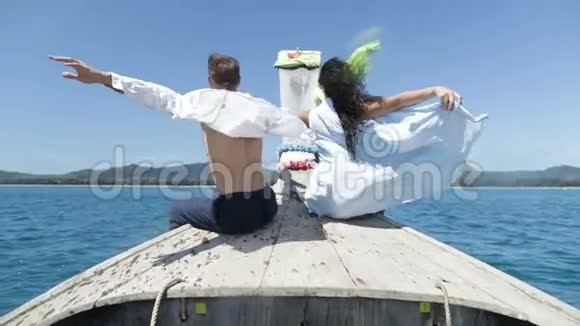 泰国小船双鱼背后景欢乐浪漫男女游客视频的预览图