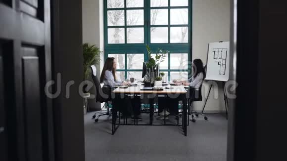 两名高加索妇女在建筑师办公室工作视频的预览图