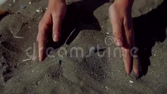 沙子穿过女人的手关闭ip视频的预览图