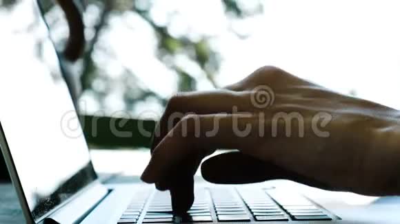 夏天在户外用笔记本电脑打字的特写女性视频的预览图