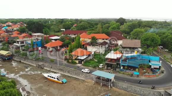 印度尼西亚巴厘岛2018年12月19日鸟瞰无人机视频年轻夫妇在鱼餐厅户外巴厘岛视频的预览图