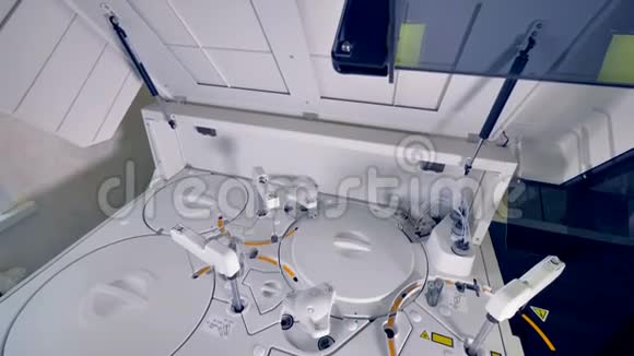 未覆盖的血液化学分析仪与探针和混合器忙碌地移动视频的预览图