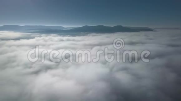 在云层上空飞行空中飞行视频的预览图