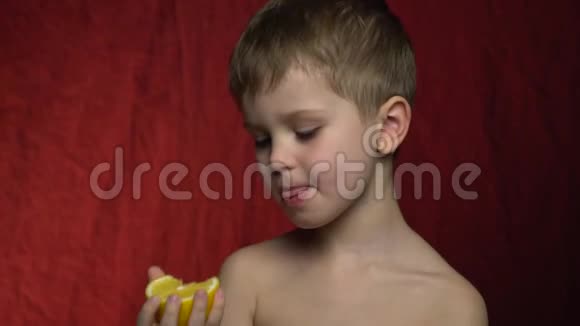 小男孩吃东西慢动作视频的预览图