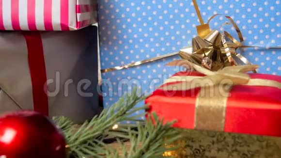 特写4k镜头的发光花环和圣诞礼物从桑塔视频的预览图
