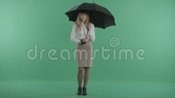 一个红发女孩关上了伞视频的预览图