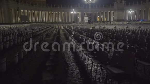 圣彼得广场的多把椅子新教堂成员的免费座位视频的预览图