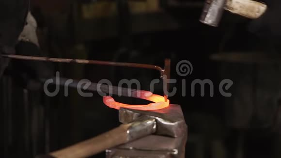 手工锻造的特写镜头人们用钢铁制成马蹄铁视频的预览图