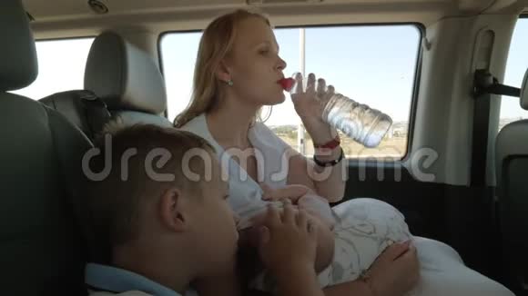 两个孩子开车旅行的女人视频的预览图