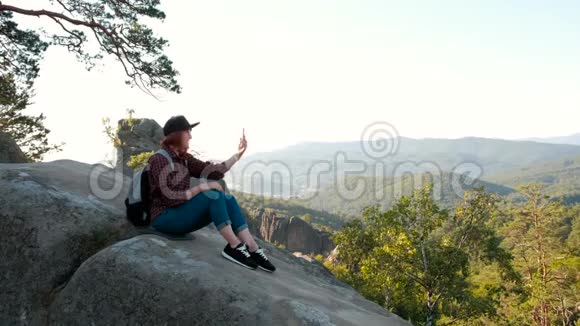 女孩嬉皮士在美丽的山脉中冥想旅行和放松视频的预览图