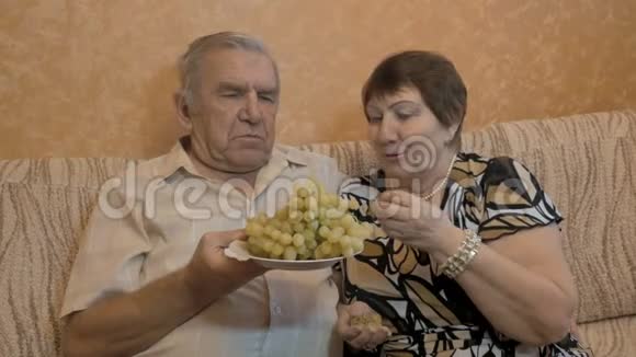 一对成年夫妇吃葡萄互相喂食特写视频的预览图