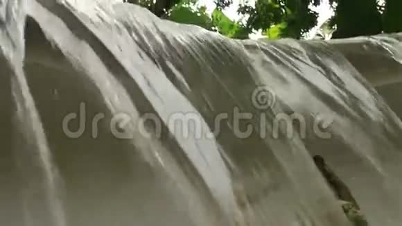 东南亚热带人造小瀑布低角CU视频的预览图