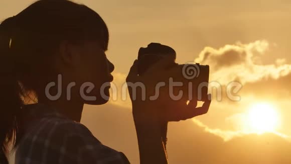 越南女摄影师在乌云背景下拍照剪影视频的预览图