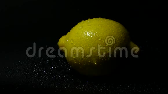 黑色背景下水滴中的柠檬视频的预览图