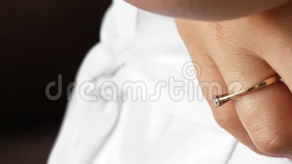 订婚特写一只手一枚金戒指与宝石结婚的白色礼服新娘视频的预览图