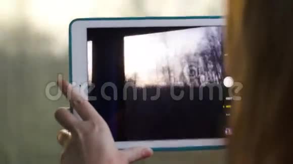 坐火车的女人拍了一段视频视频的预览图