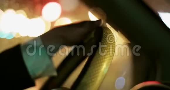 一个男人开车穿过夜市的街道视频的预览图