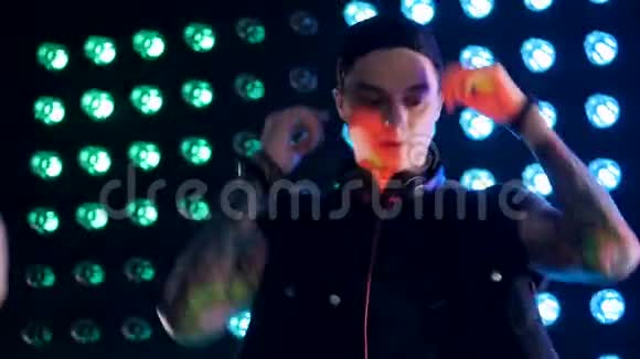 一个迪斯科面板与五颜六色的灯光后面的DJ视频的预览图