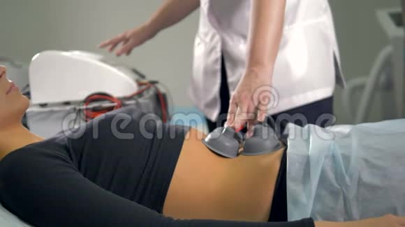 一名医务护士将电极固定在女性身上视频的预览图
