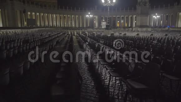 在圣彼得广场为参加罗马天主教堂的人们提供许多椅子视频的预览图