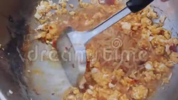 面条和鸡蛋在炒锅里一步一步的烹饪垫泰国菜泰国菜特写镜头4k视频的预览图
