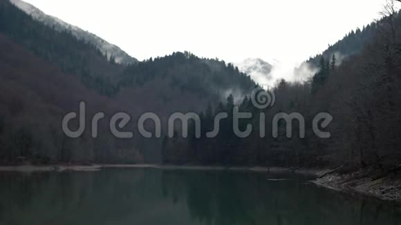 白烟湖在高山中视频的预览图