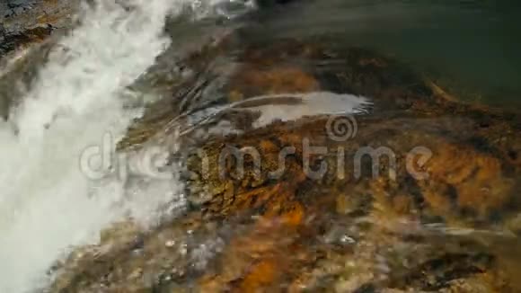 充满岩石的神奇河流快速岩石清晰的水晶流与急流蒸汽与级联溅落的水花视频的预览图