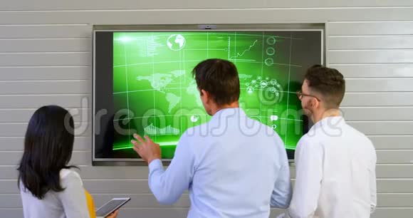 高管们讨论办公室4k液晶显示屏视频的预览图